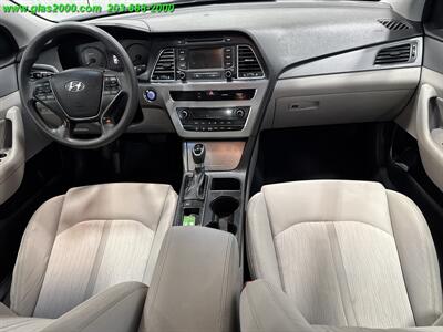 2016 Hyundai SONATA Hybrid SE   - Photo 6 - Bethany, CT 06524