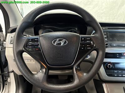 2016 Hyundai SONATA Hybrid SE   - Photo 4 - Bethany, CT 06524