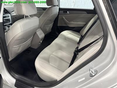 2016 Hyundai SONATA Hybrid SE   - Photo 9 - Bethany, CT 06524