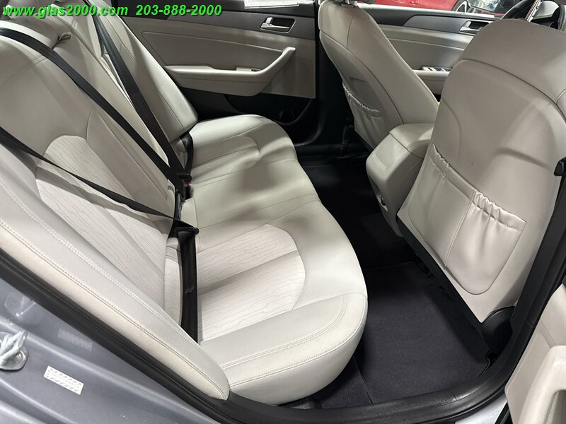 2016 Hyundai SONATA Hybrid SE - Photo 10 - Bethany, CT 06524