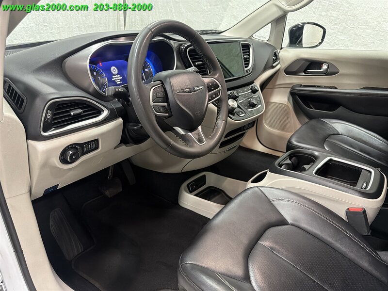 2024 Chrysler Pacifica Touring L - Photo 3 - Bethany, CT 06524