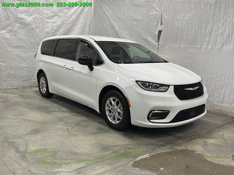 2024 Chrysler Pacifica Touring L - Photo 2 - Bethany, CT 06524