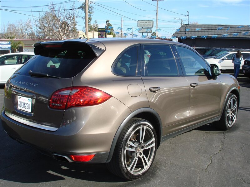 2012 Porsche Cayenne S photo 4