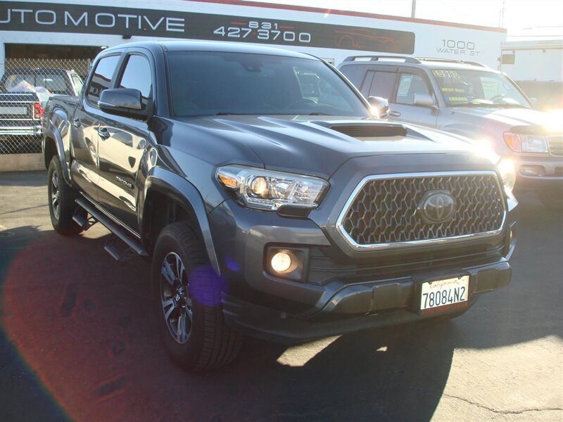 2018 Toyota Tacoma TRD Sport photo 3