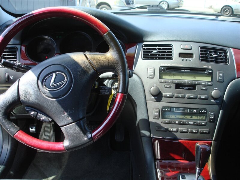 2004 Lexus ES 330 photo 3