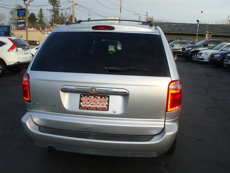 2005 Chrysler Town & Country Touring photo 5