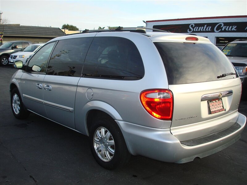 2005 Chrysler Town & Country Touring photo 6