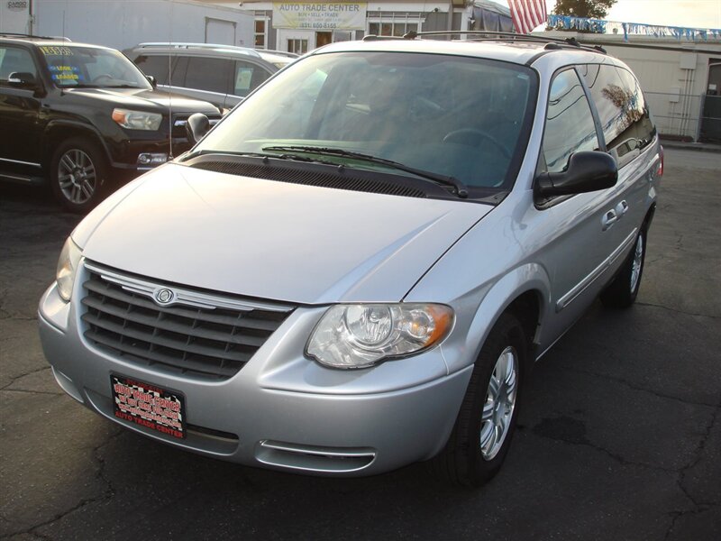 Chrysler Town & Country's photo