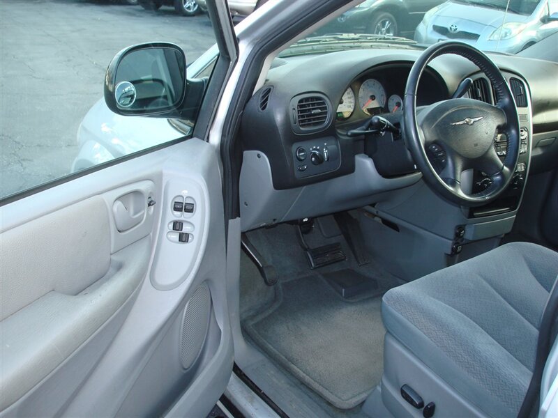 2005 Chrysler Town & Country Touring photo 7