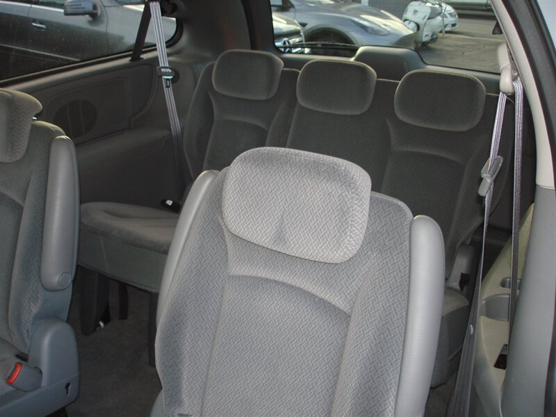 2005 Chrysler Town & Country Touring photo 10