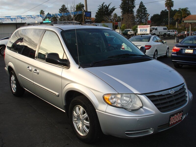 2005 Chrysler Town & Country Touring photo 3