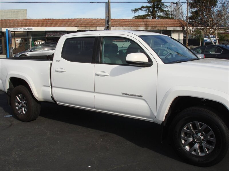 2019 Toyota Tacoma SR5 photo 4