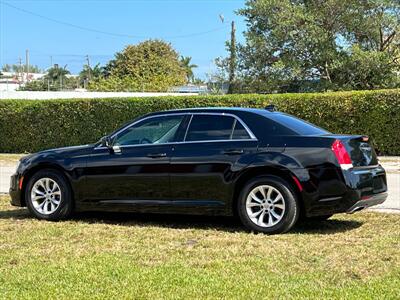 2019 Chrysler 300 Touring   - Photo 6 - Miami, FL 33142