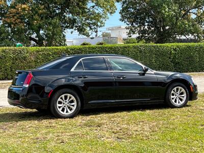 2019 Chrysler 300 Touring   - Photo 8 - Miami, FL 33142