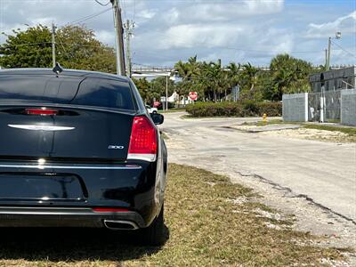 2019 Chrysler 300 Touring   - Photo 10 - Miami, FL 33142