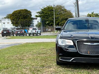 2019 Chrysler 300 Touring   - Photo 11 - Miami, FL 33142