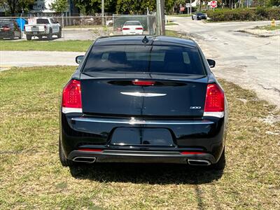 2019 Chrysler 300 Touring   - Photo 7 - Miami, FL 33142