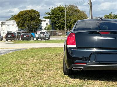 2019 Chrysler 300 Touring   - Photo 9 - Miami, FL 33142