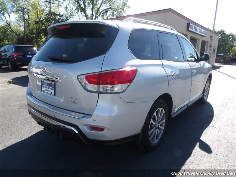 2014 Nissan Pathfinder SL photo 2