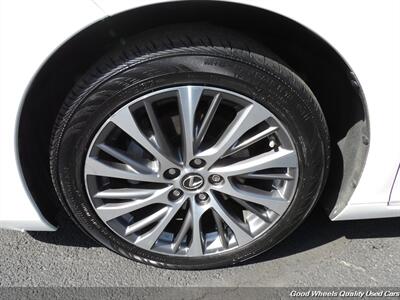 2019 Lexus ES 350   - Photo 11 - Glassboro, NJ 08028