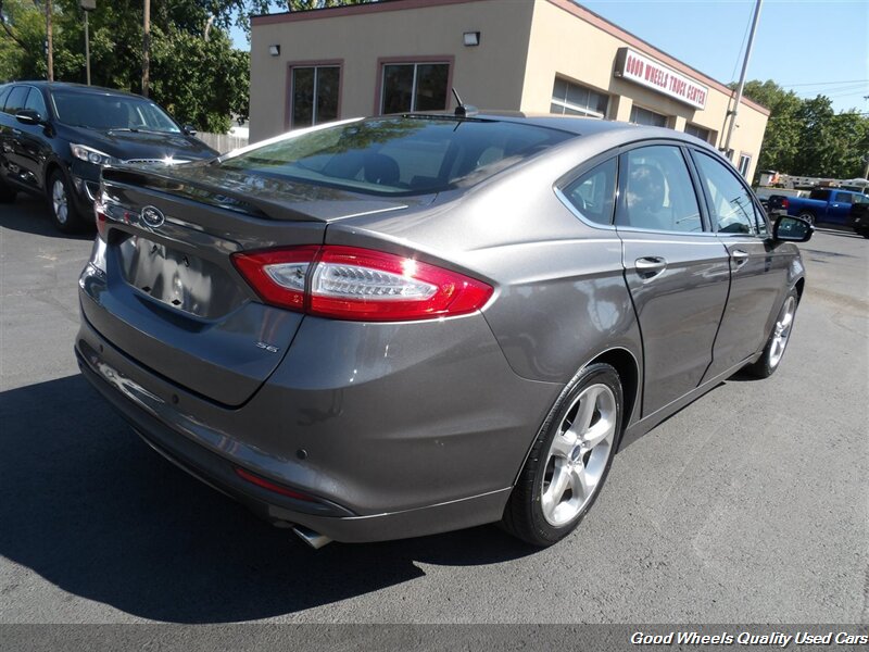 2014 Ford Fusion SE photo 2