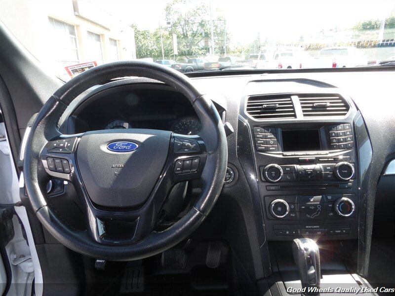 2017 Ford Explorer XLT photo 13