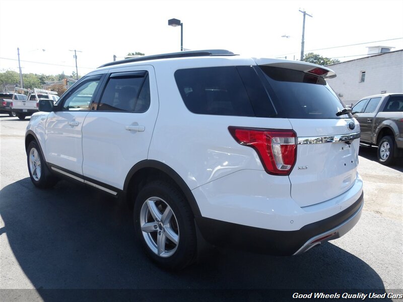2017 Ford Explorer XLT photo 4