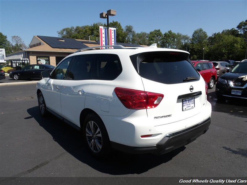 2020 Nissan Pathfinder SV photo 4