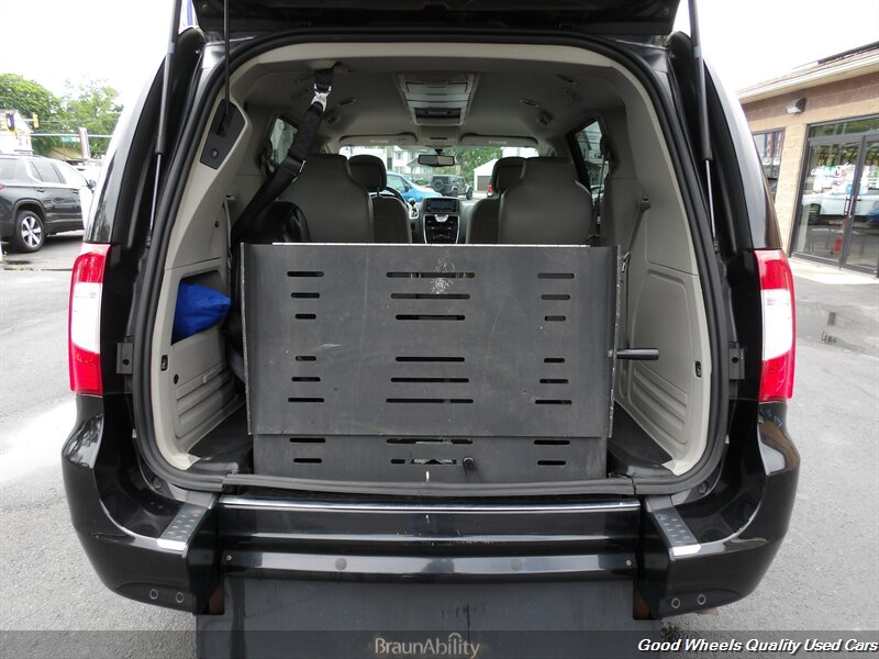 2015 Chrysler Town & Country Touring-L Braun Handicap Van - Photo 24 - Glassboro, NJ 08028
