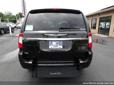 2015 Chrysler Town & Country Touring-L Braun Handicap Van - Photo 6 - Glassboro, NJ 08028