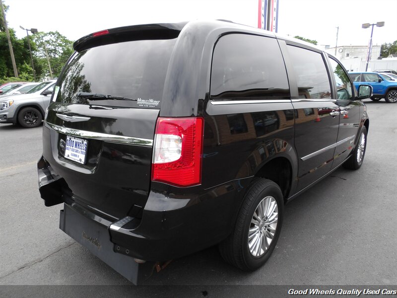 2015 Chrysler Town & Country Touring-L Braun Handicap Van - Photo 5 - Glassboro, NJ 08028