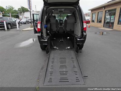 2015 Chrysler Town & Country Touring-L Braun Handicap Van - Photo 25 - Glassboro, NJ 08028