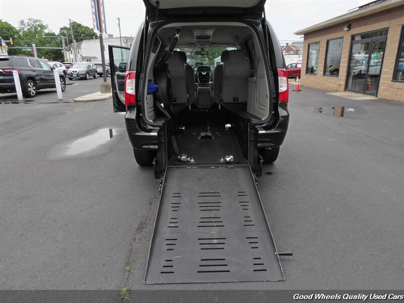 2015 Chrysler Town & Country Touring-L Braun Handicap Van - Photo 25 - Glassboro, NJ 08028