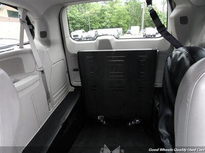2015 Chrysler Town & Country Touring-L Braun Handicap Van - Photo 15 - Glassboro, NJ 08028