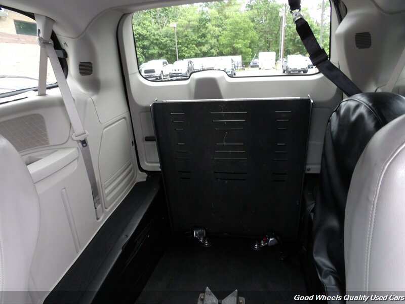 2015 Chrysler Town & Country Touring-L Braun Handicap Van - Photo 15 - Glassboro, NJ 08028
