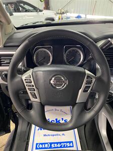 2018 Nissan Titan PRO-4X - Photo 10 - Metropolis, IL 62960