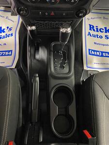 2015 Jeep Wagoneer Sahara  Unlimited - Photo 11 - Metropolis, IL 62960