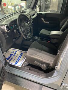 2015 Jeep Wagoneer Sahara  Unlimited - Photo 15 - Metropolis, IL 62960