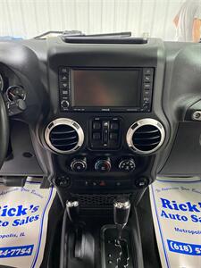 2015 Jeep Wagoneer Sahara  Unlimited - Photo 12 - Metropolis, IL 62960