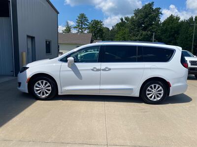 2019 Chrysler Pacifica Touring L   - Photo 5 - Metropolis, IL 62960