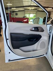 2019 Chrysler Pacifica Touring L   - Photo 18 - Metropolis, IL 62960