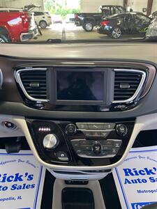 2019 Chrysler Pacifica Touring L   - Photo 8 - Metropolis, IL 62960