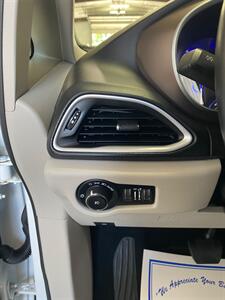 2019 Chrysler Pacifica Touring L   - Photo 16 - Metropolis, IL 62960