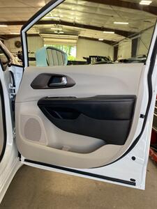2019 Chrysler Pacifica Touring L   - Photo 17 - Metropolis, IL 62960