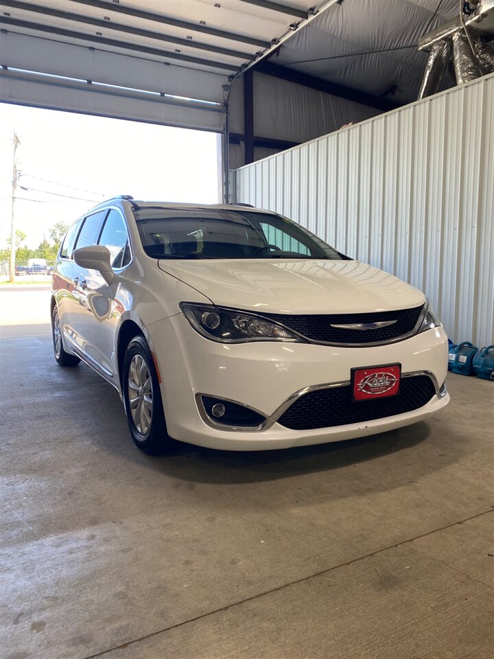 2019 Chrysler Pacifica Touring L   - Photo 1 - Metropolis, IL 62960