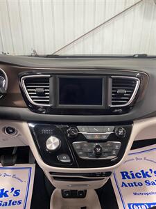 2018 Chrysler Pacifica Touring L   - Photo 9 - Metropolis, IL 62960