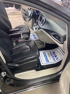 2018 Chrysler Pacifica Touring L   - Photo 15 - Metropolis, IL 62960