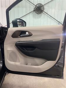 2018 Chrysler Pacifica Touring L   - Photo 22 - Metropolis, IL 62960