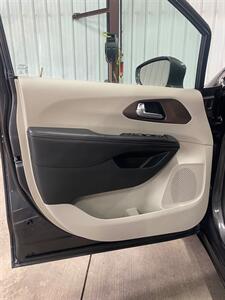 2018 Chrysler Pacifica Touring L   - Photo 21 - Metropolis, IL 62960
