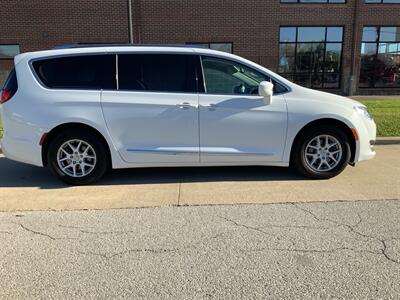 2020 Chrysler Pacifica Touring L   - Photo 5 - Metropolis, IL 62960